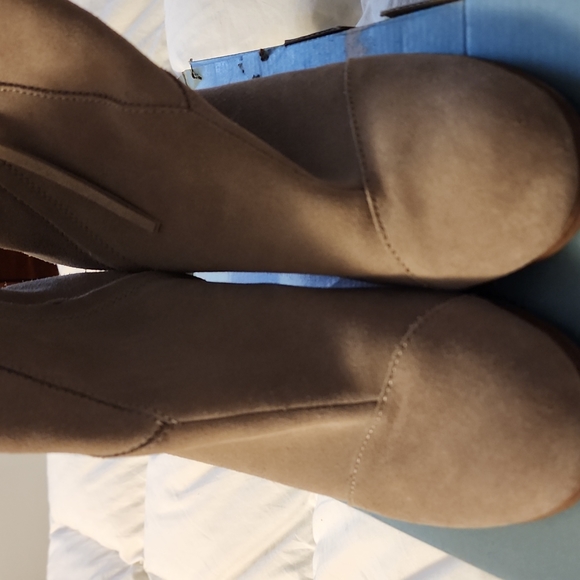 TOMS Boots - Picture 1 of 10